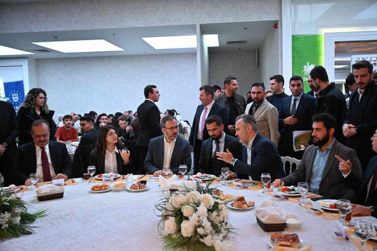 Bakan Kasapoğlu ve Başkan Aktaş gençlerle buluştu
