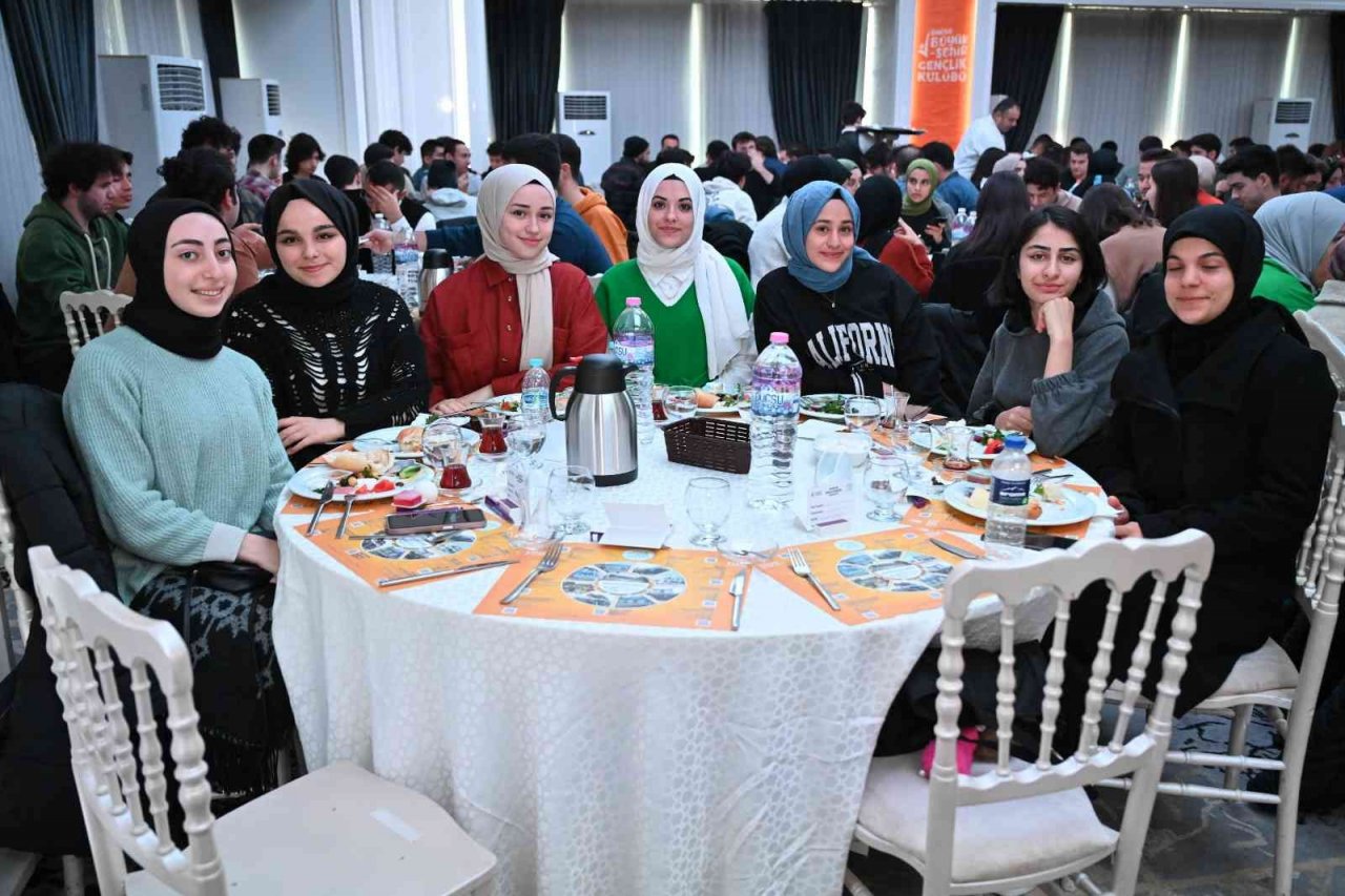 Bakan Kasapoğlu ve Başkan Aktaş gençlerle buluştu