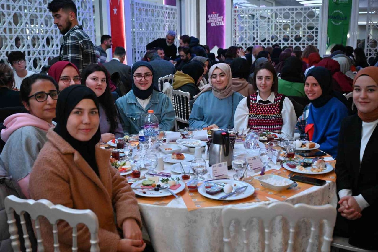 Bakan Kasapoğlu ve Başkan Aktaş gençlerle buluştu