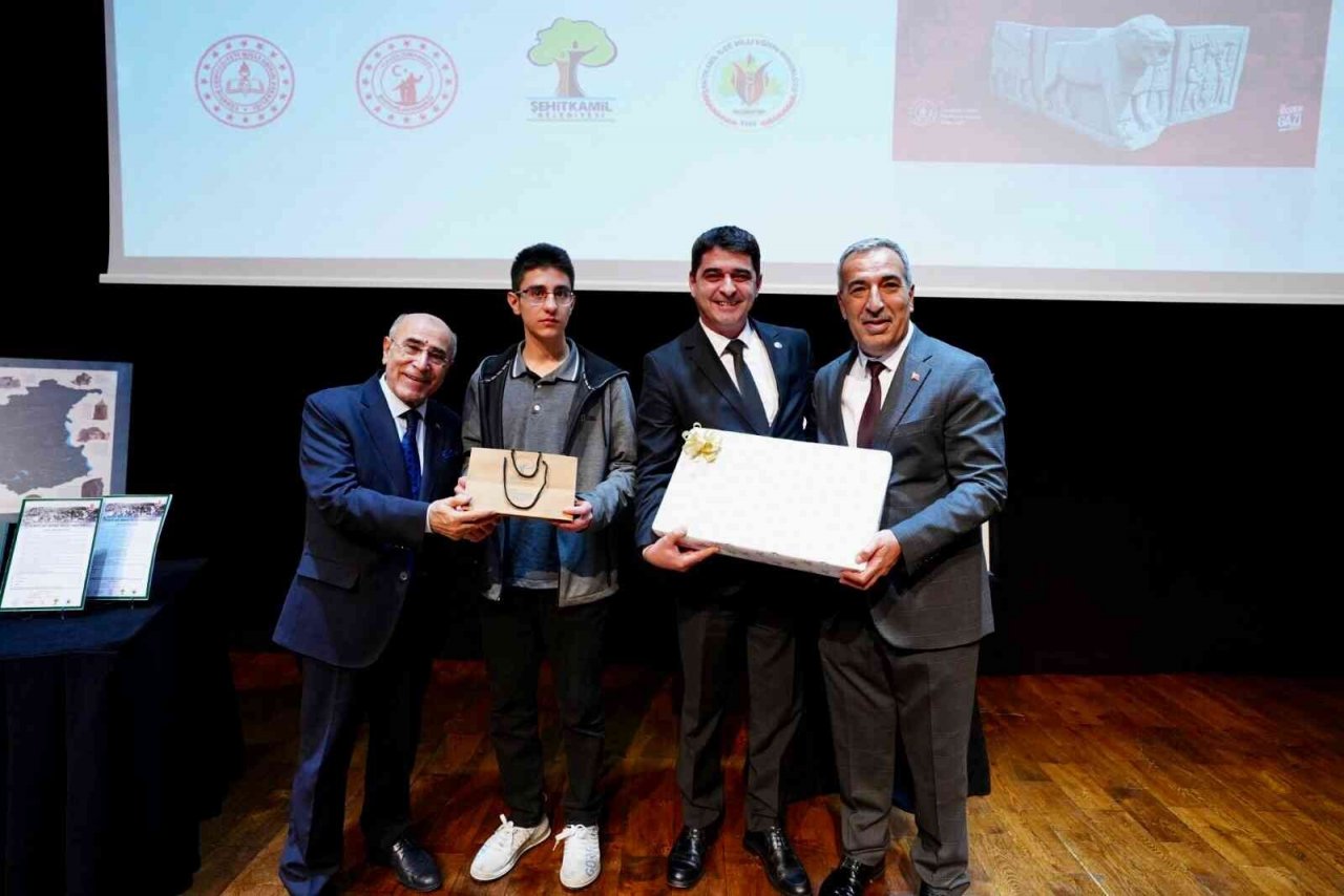 Bilgi yarışmasına Gaziantep Kolej Vakfı damgası