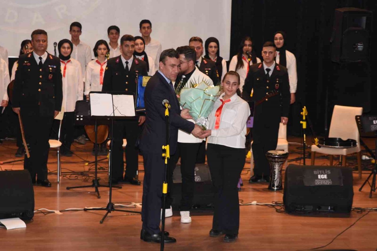 Jandarma ve öğrencilerden muhteşem konser