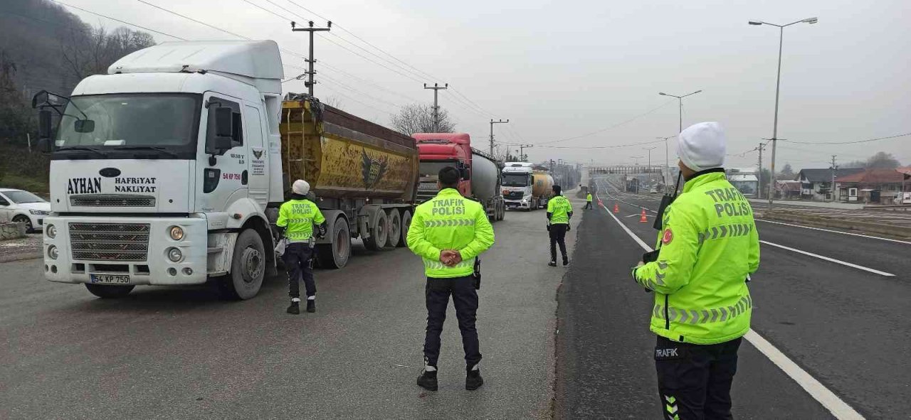 Polis ekiplerinden Bolu Dağı’nda kış lastiği uygulaması