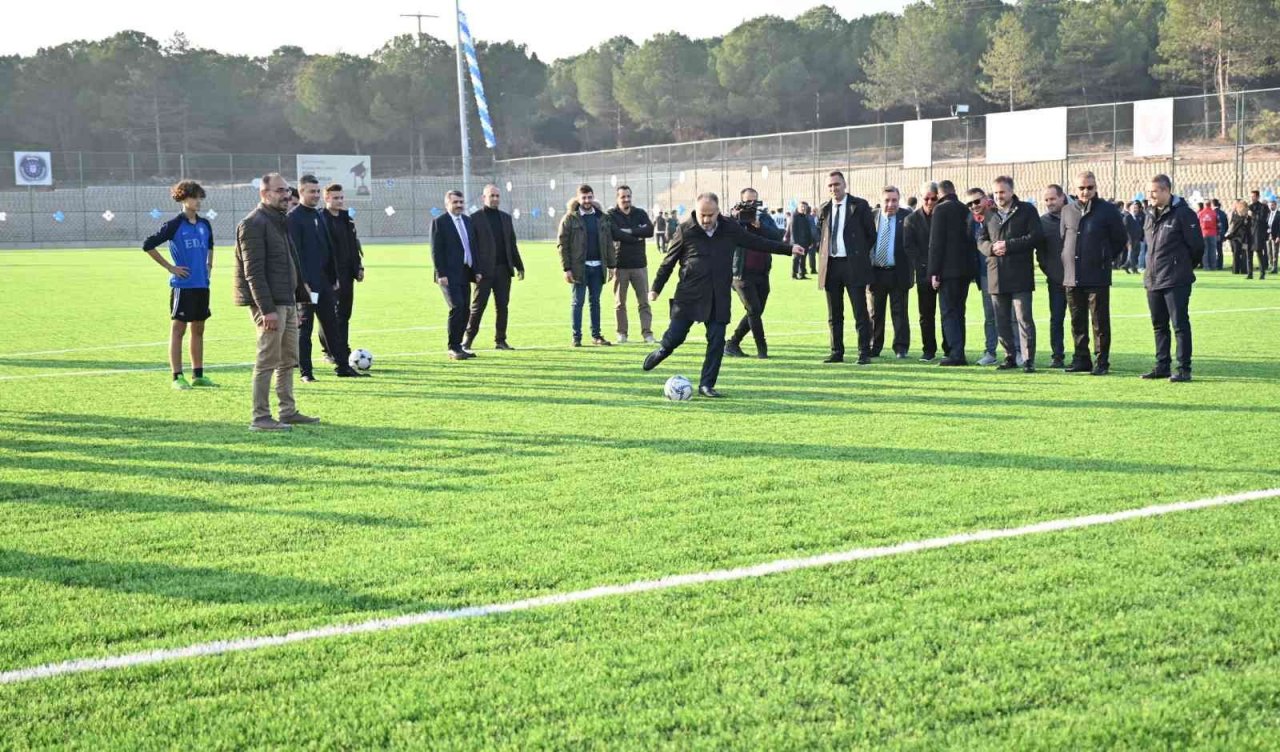Büyükşehir’den üniversiteye futbol sahası