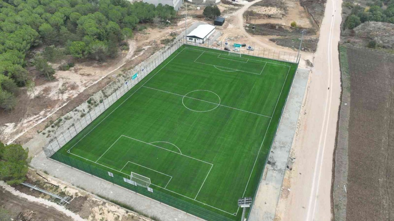 Büyükşehir’den üniversiteye futbol sahası