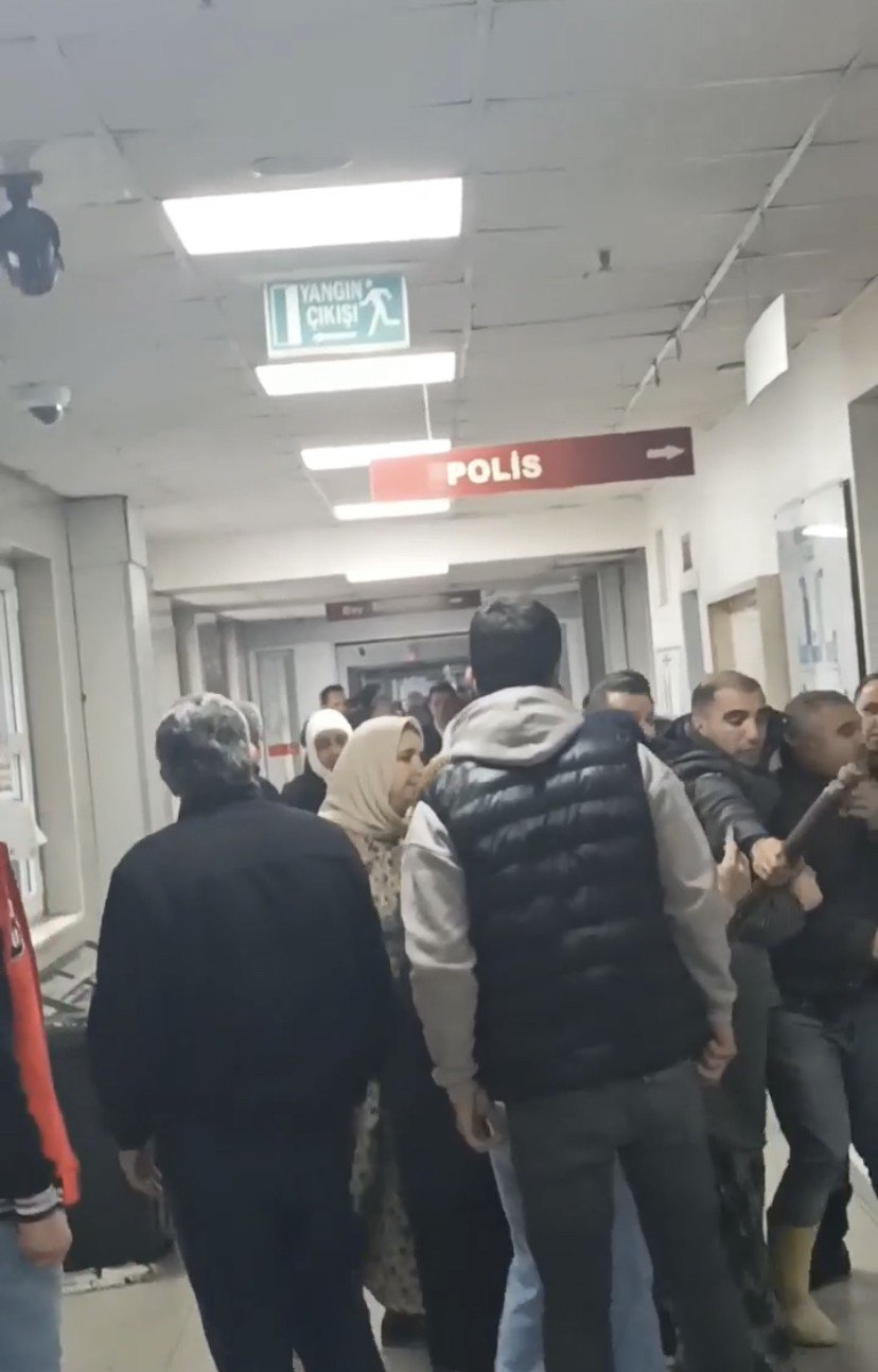 Kızları balkondan düştü, aileler hastanede birbirine girdi