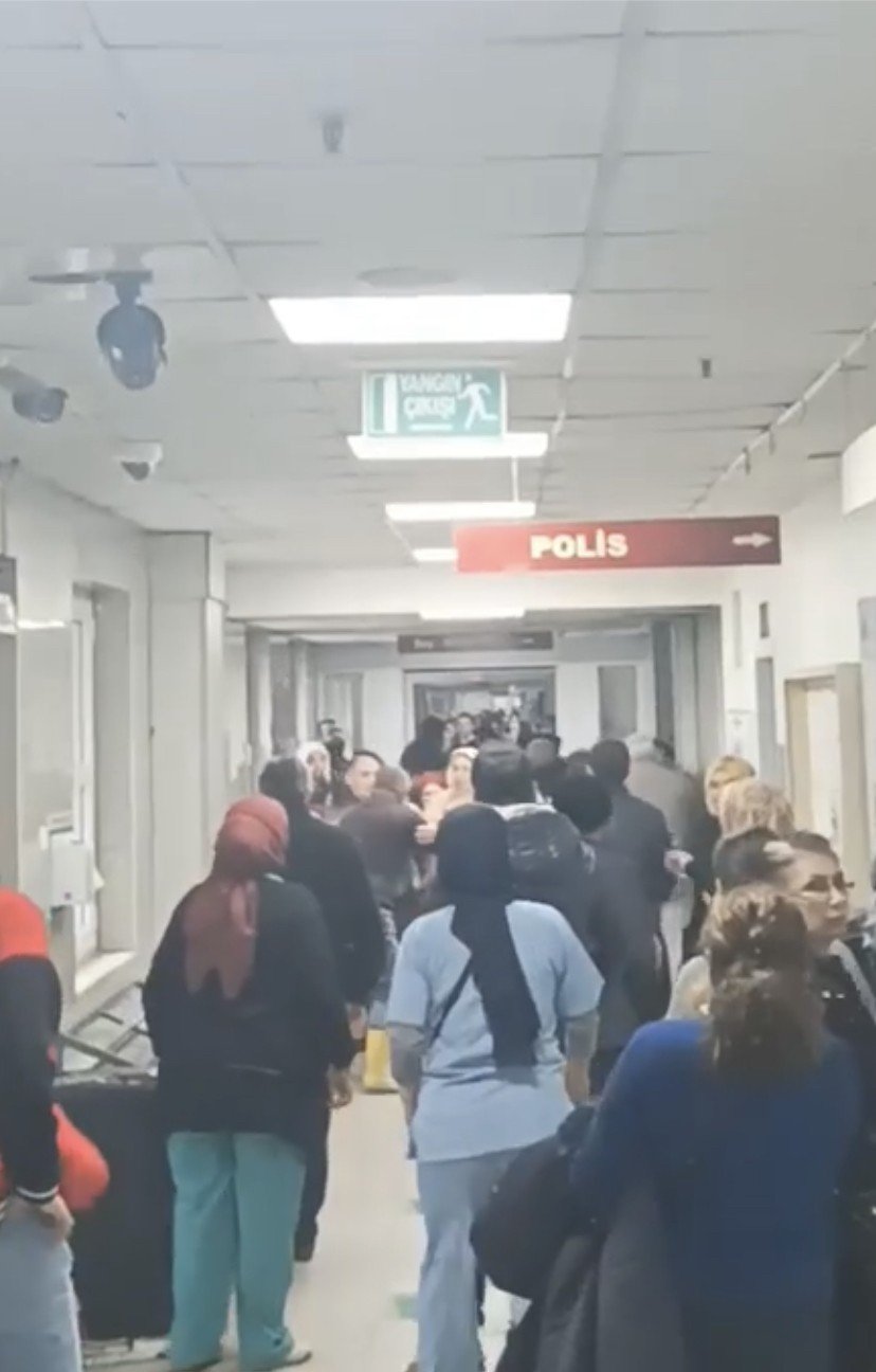 Kızları balkondan düştü, aileler hastanede birbirine girdi