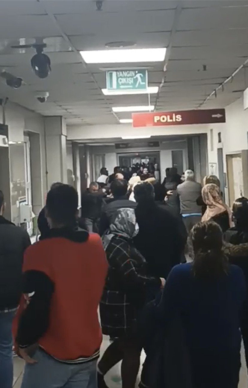 Kızları balkondan düştü, aileler hastanede birbirine girdi