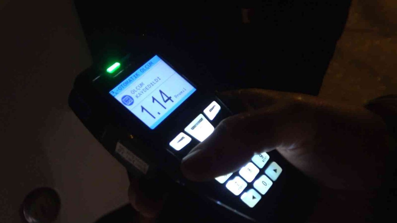 Alkollü arkadaşına ceza yağdı, o ise mini konser verdi