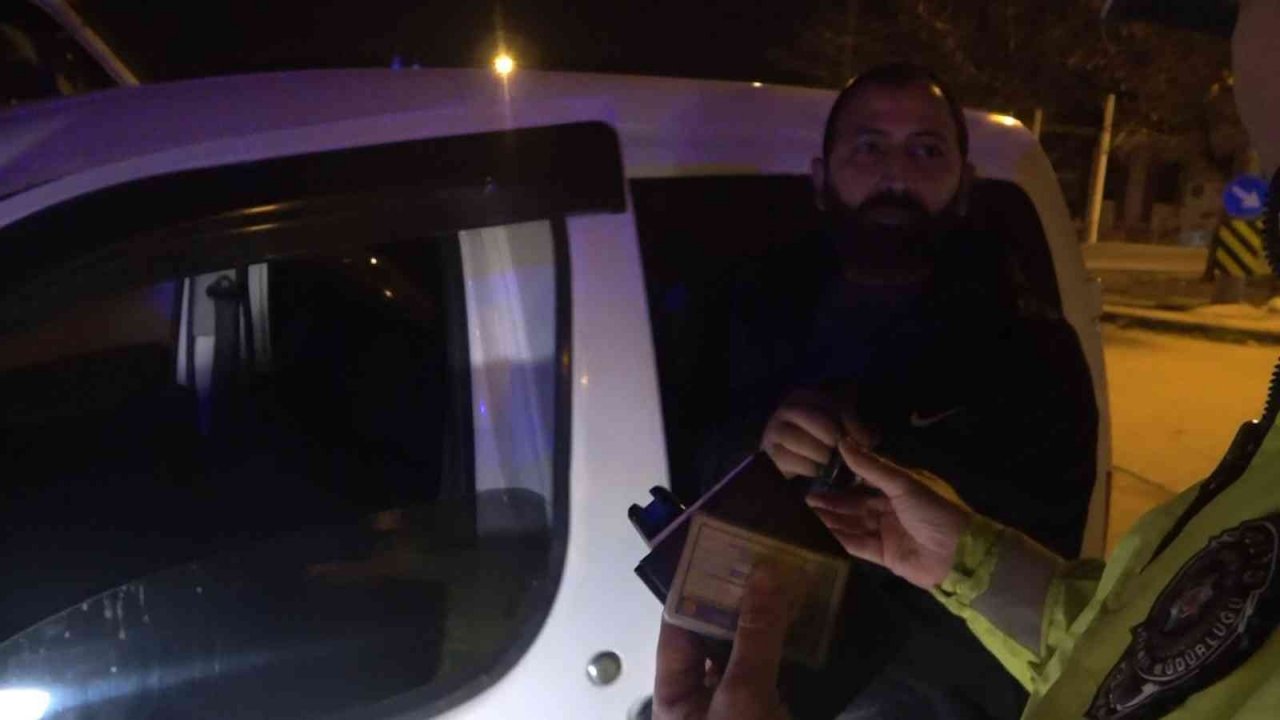 Alkollü arkadaşına ceza yağdı, o ise mini konser verdi