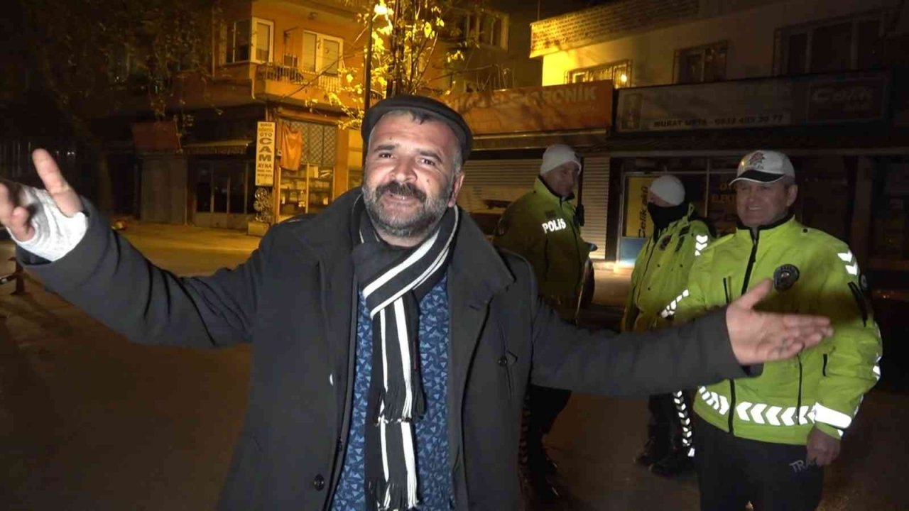 Alkollü arkadaşına ceza yağdı, o ise mini konser verdi