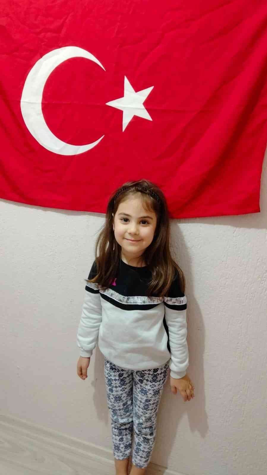 6 yaşındaki Azra, balkonda yaralı bulduğu atmacaya sahip çıktı