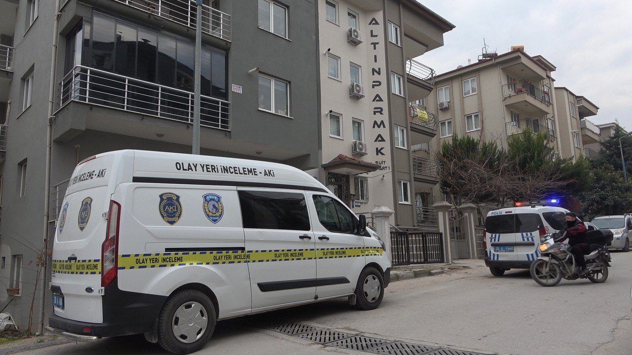 Üvey babasını bıçaklayıp kendini ihbar etti