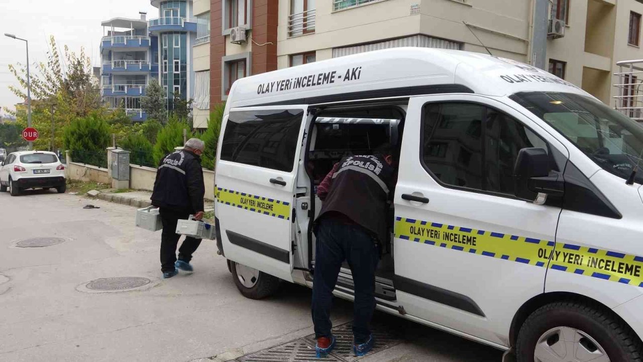 Üvey babasını bıçaklayıp kendini ihbar etti