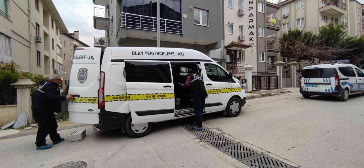 Üvey babasını bıçaklayıp kendini ihbar etti