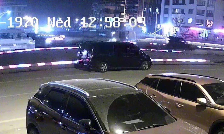 Otomobil ile hafif ticari aracın çarpıştığı kaza kamerada