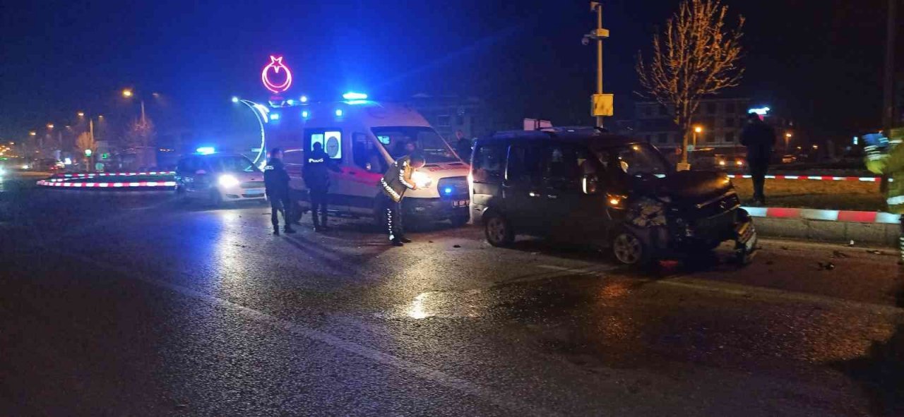 Otomobil ile hafif ticari aracın çarpıştığı kaza kamerada