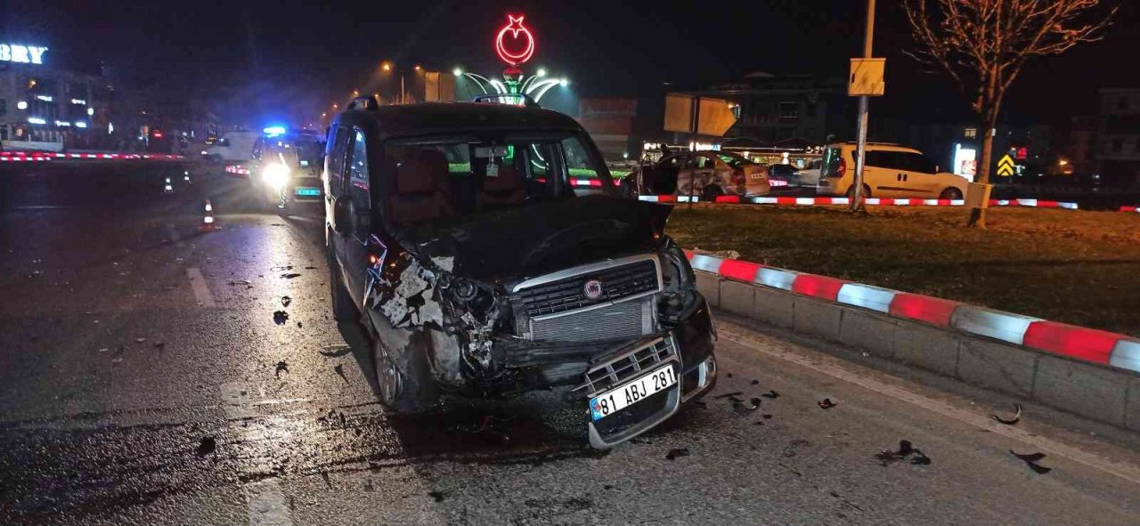 Otomobil ile hafif ticari aracın çarpıştığı kaza kamerada