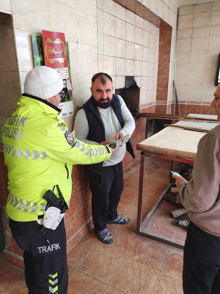 Elazığ’da vatandaşlar trafik kuralları konusunda bilgilendirildi