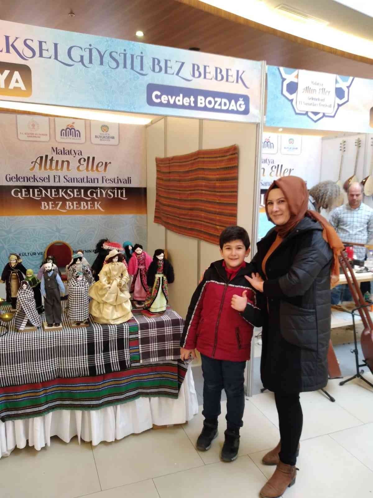 Geleneksel Giysili Bebek’lere ilgi