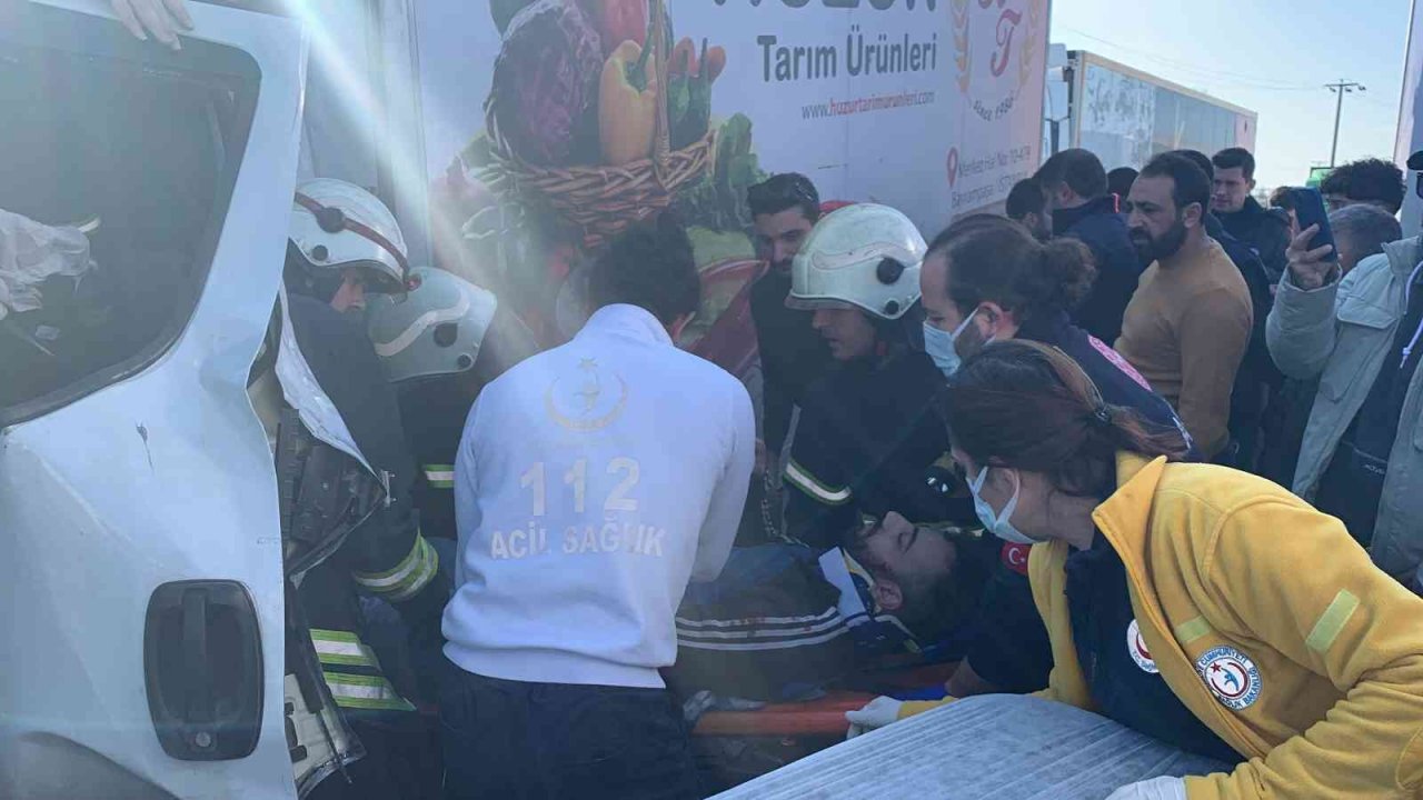 Hurdaya dönen kamyonette sıkışan şoförü itfaiye kurtardı