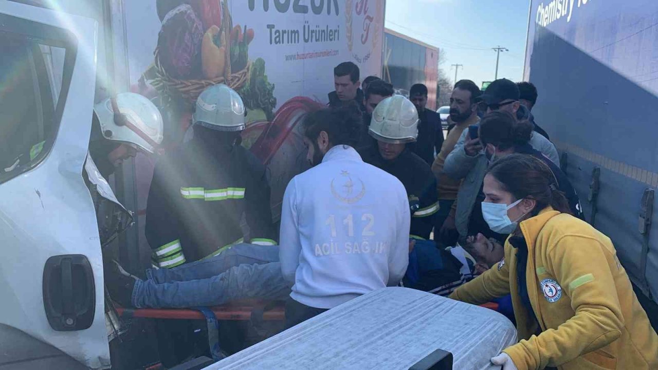 Hurdaya dönen kamyonette sıkışan şoförü itfaiye kurtardı