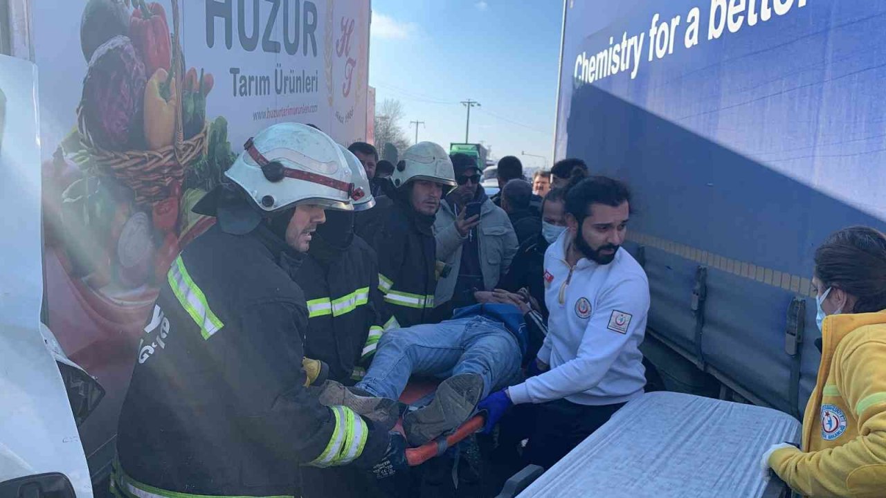 Hurdaya dönen kamyonette sıkışan şoförü itfaiye kurtardı