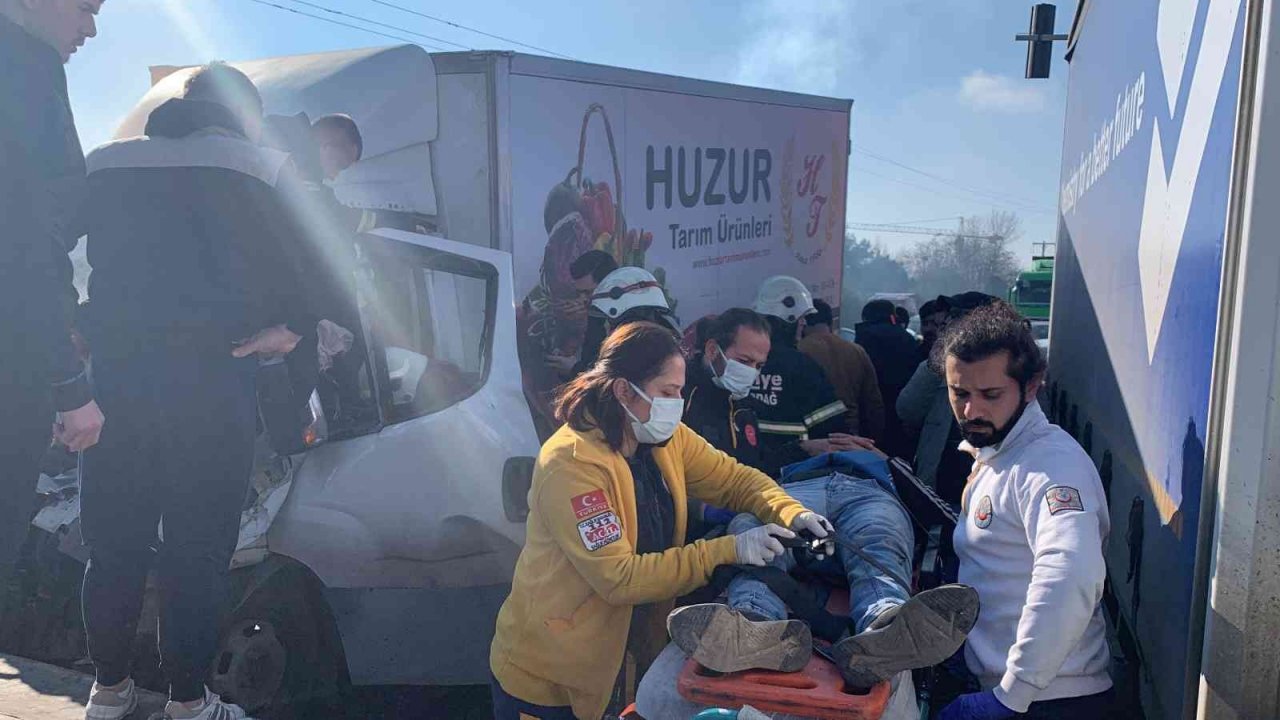 Hurdaya dönen kamyonette sıkışan şoförü itfaiye kurtardı