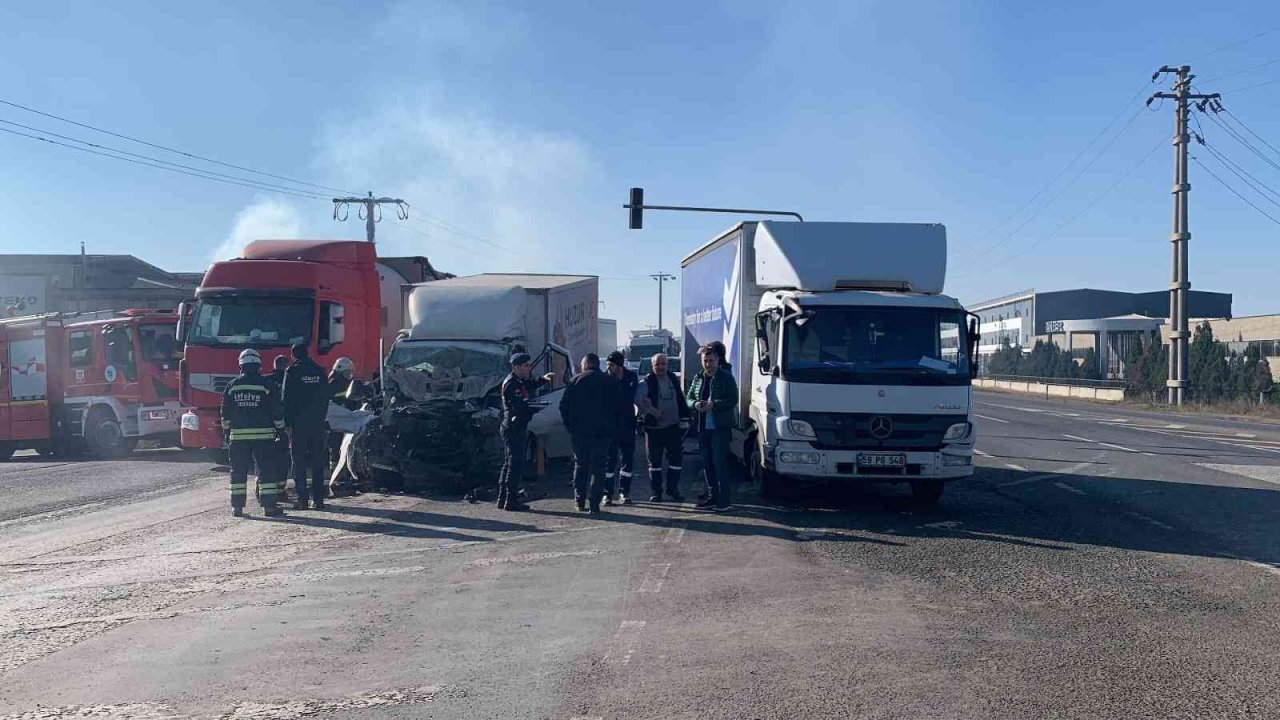 Hurdaya dönen kamyonette sıkışan şoförü itfaiye kurtardı