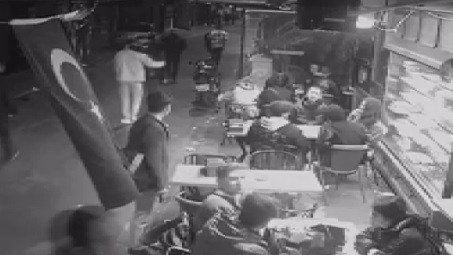 Sarmaş dolaş yürüdüler daha sonra bıçak ve silahla kavga ettiler