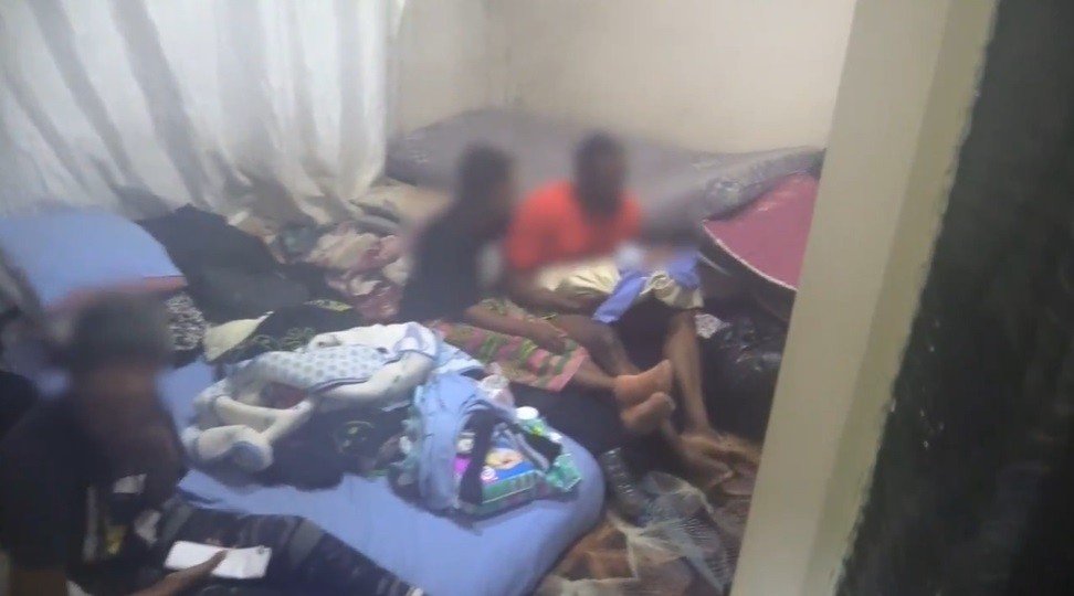 İzmir’de şok evlerine polis baskını: 91 kaçak göçmen ve 5 organizatör yakalandı