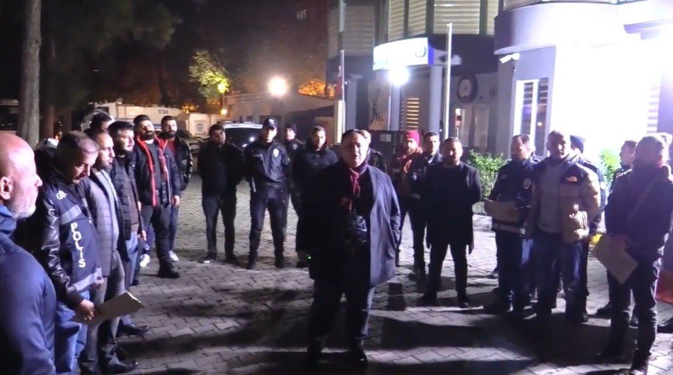 İzmir’de şok evlerine polis baskını: 91 kaçak göçmen ve 5 organizatör yakalandı