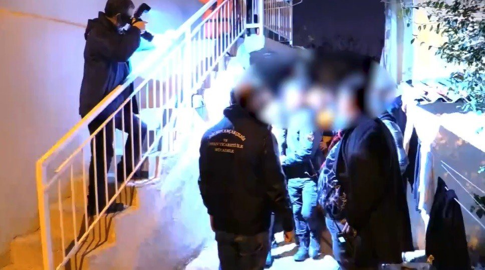 İzmir’de şok evlerine polis baskını: 91 kaçak göçmen ve 5 organizatör yakalandı