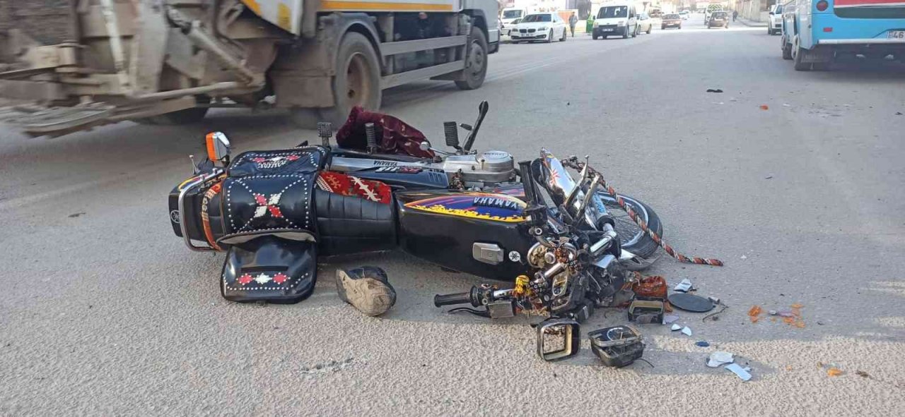 Otomobille çarpışan motosiklet sürücüsü ağır yaralandı