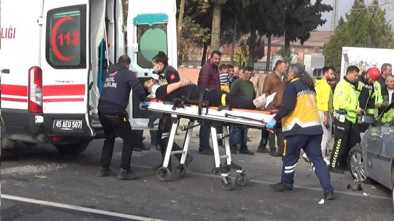 Manisa’da zincirleme kaza: 2’si çocuk 8 yaralı