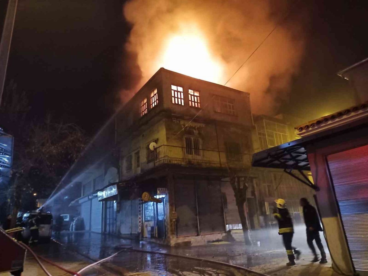 Tarihi çarşıda korkutan yangın