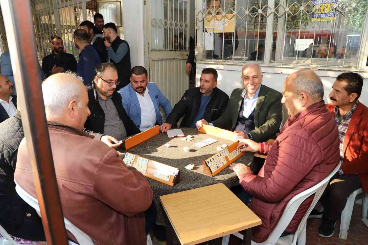 Başkan Gültak pazarda muz satışı yaptı, vatandaşla okey oynadı