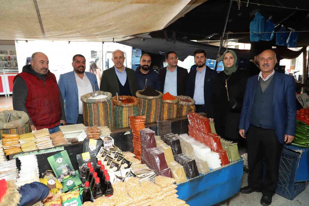 Başkan Gültak pazarda muz satışı yaptı, vatandaşla okey oynadı