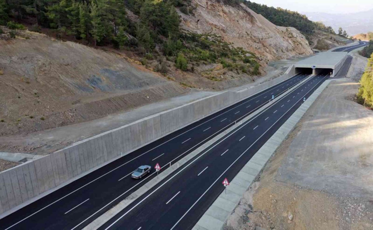 Muğla-Denizli karayolunda çalışmalar sürüyor