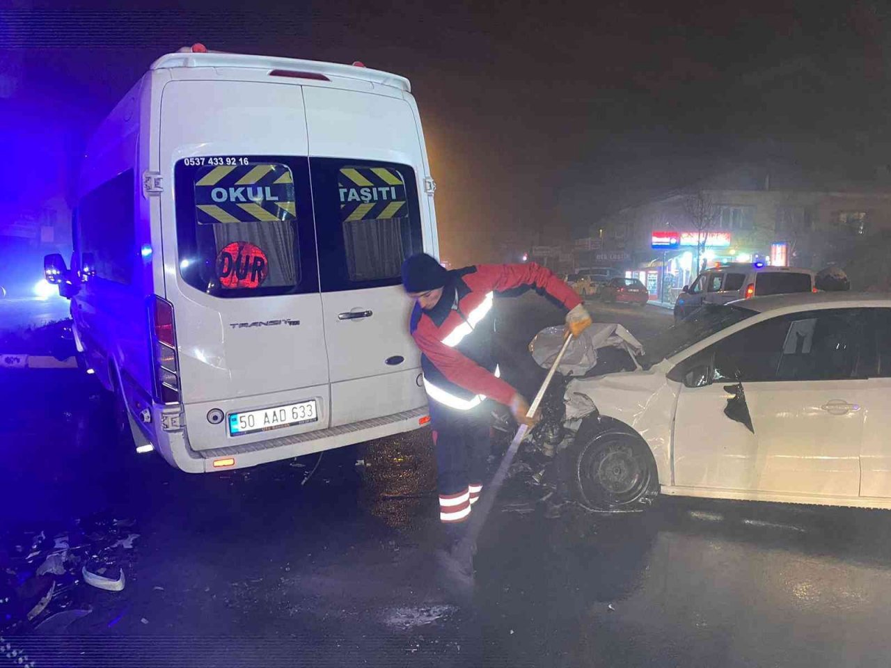 Aşırı siste işçi servisi ile otomobil böyle çarpıştı: 2’si ağır 10 yaralı