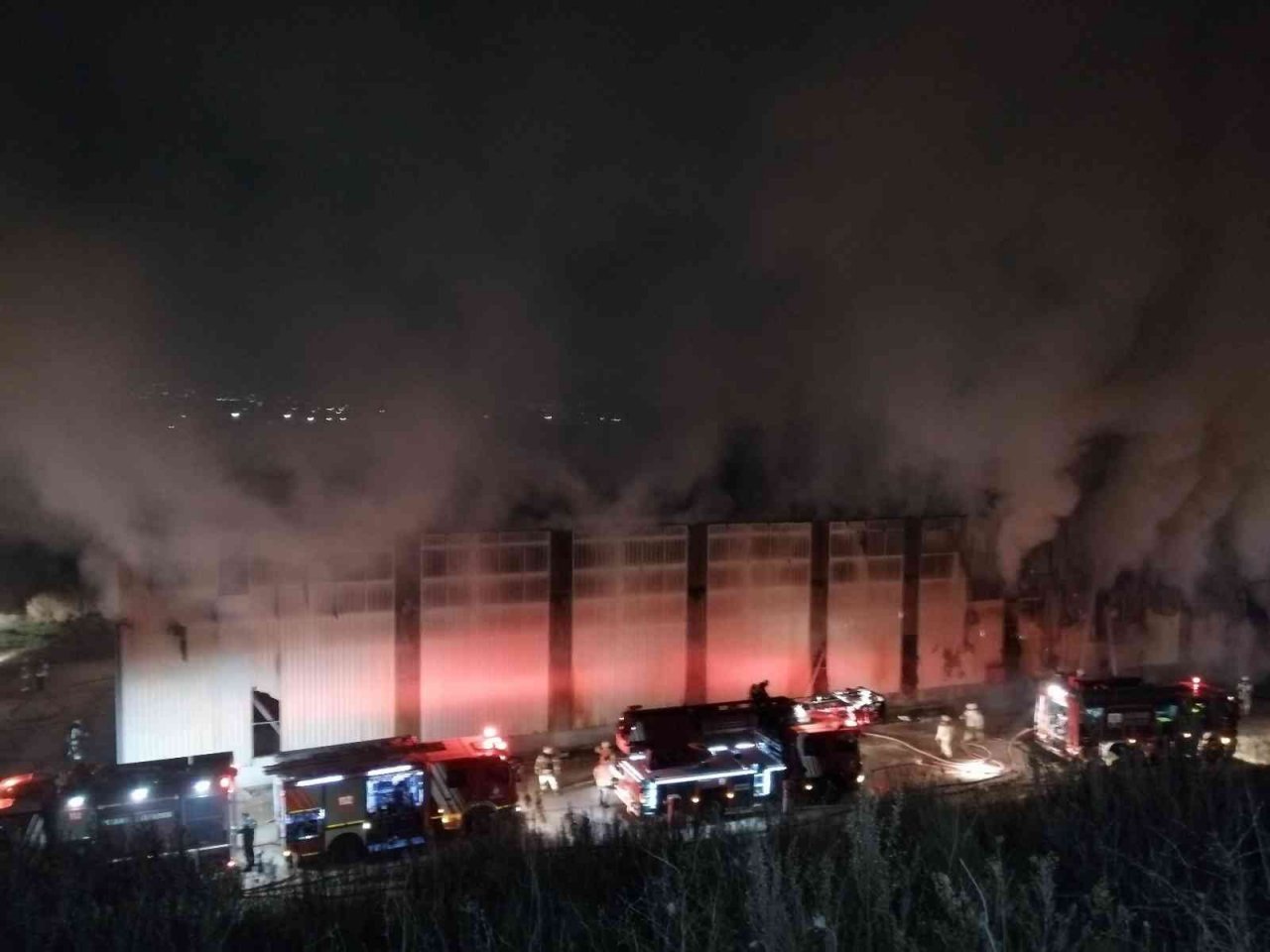 Tuzla’da geri dönüşüm tesisinde yangın çıktı, dumanlar gökyüzünü kapladı