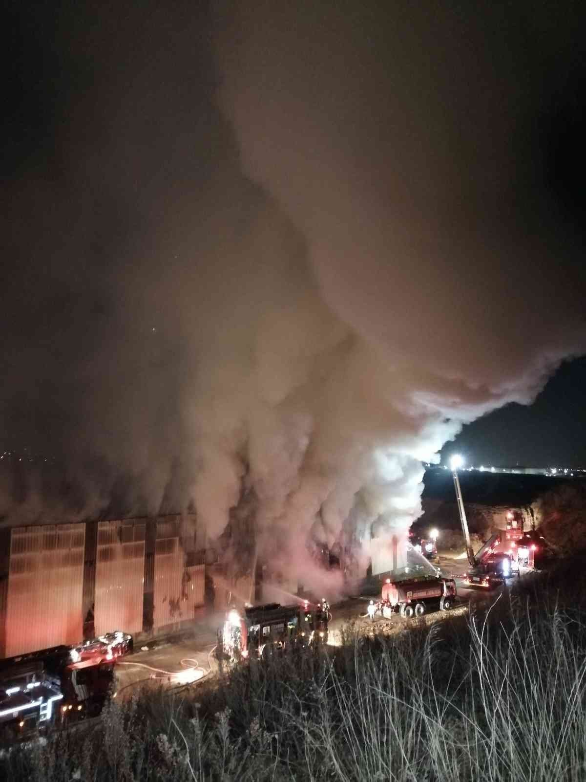 Tuzla’da geri dönüşüm tesisinde yangın çıktı, dumanlar gökyüzünü kapladı