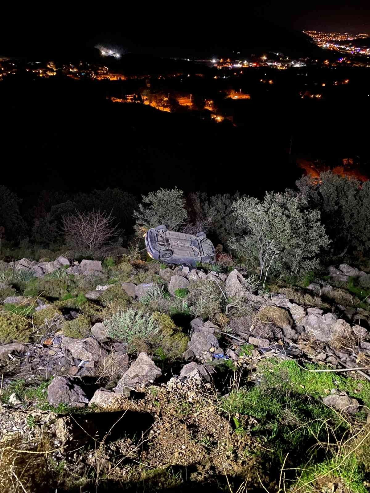 Otomobil şarampole düştü