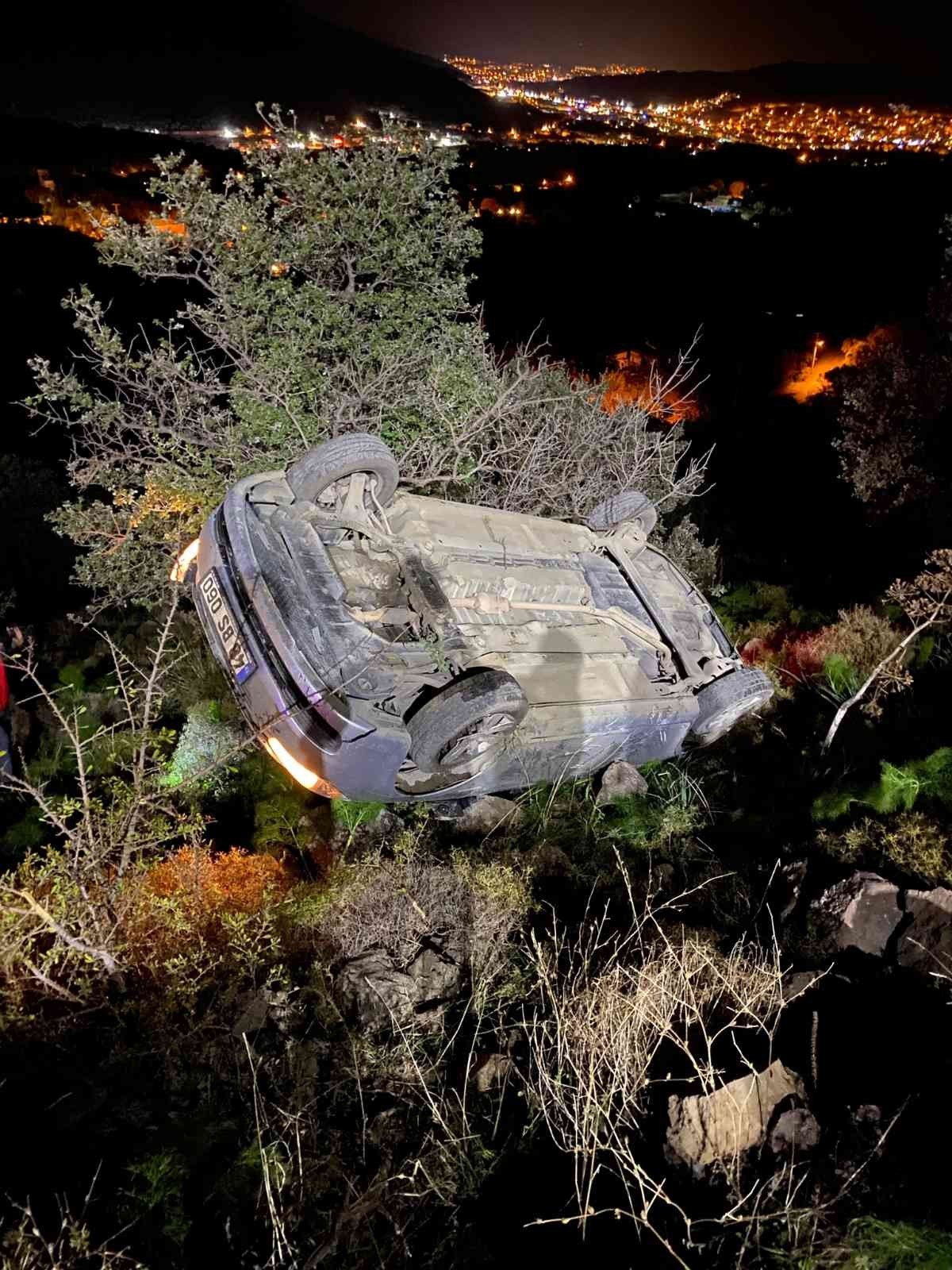 Otomobil şarampole düştü