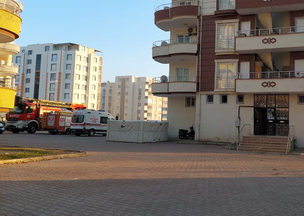 Küçük çocuklarıyla birlikte kendini eve kilitledi, 9 saatte ikna edilebildi