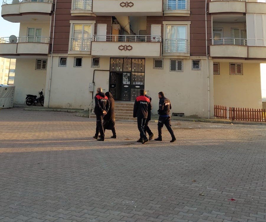 Küçük çocuklarıyla birlikte kendini eve kilitledi, 9 saatte ikna edilebildi