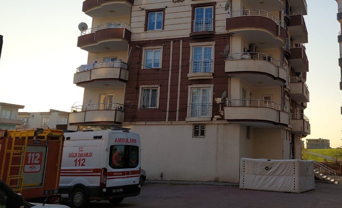 Küçük çocuklarıyla birlikte kendini eve kilitledi, 9 saatte ikna edilebildi