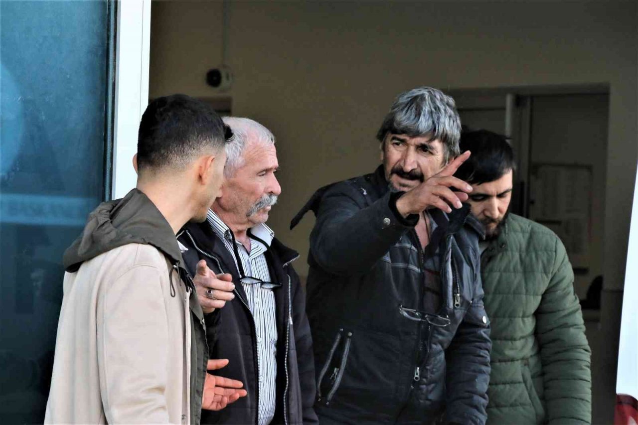 (Düzeltme) Bugün servis edilen "Üniversite mezunu 23 yaşındaki Emine kalp krizine yenik düştü" başlıklı haberimizde, hayatını kaybeden Emine Karayılan’ın fotoğrafları olarak servis edilen 2 kare, kaynağından iptal edilmiştir