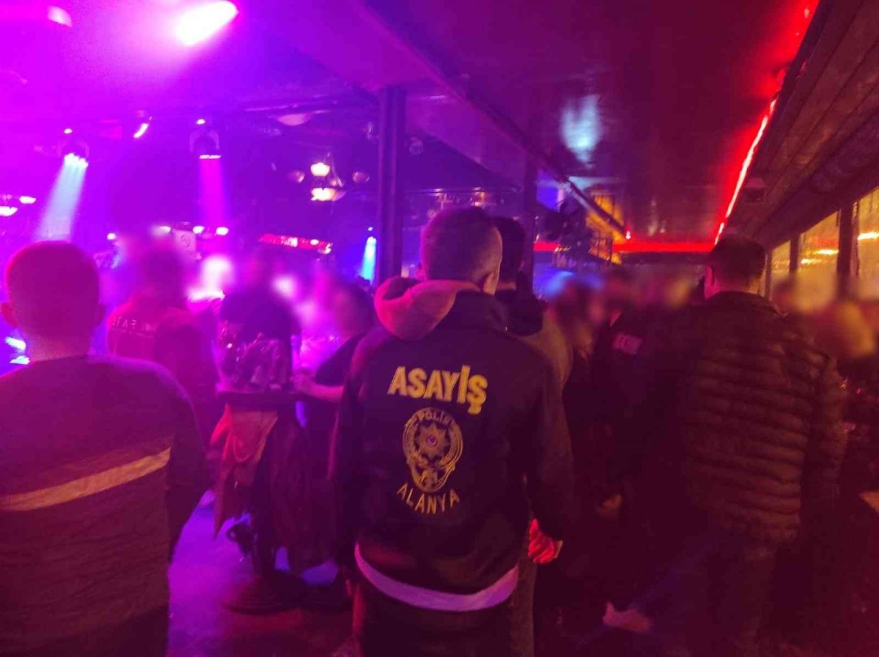 Antalya’da 7 ilçede eş zamanlı denetimde, aranan 8 şahıs yakalandı