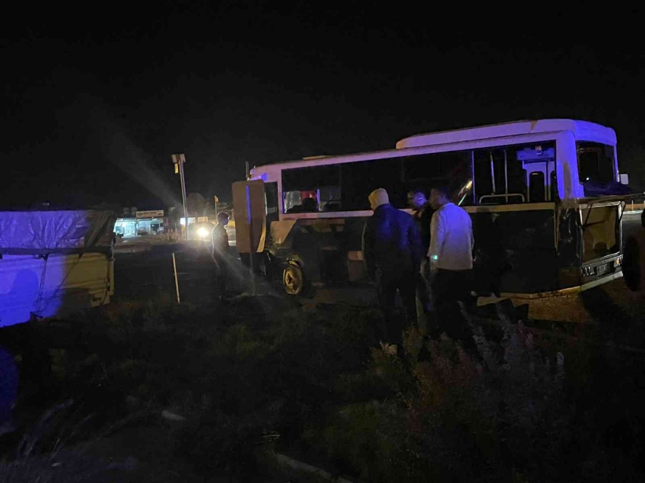 Kamyonetle halk otobüsü çarpıştı: 4 yaralı