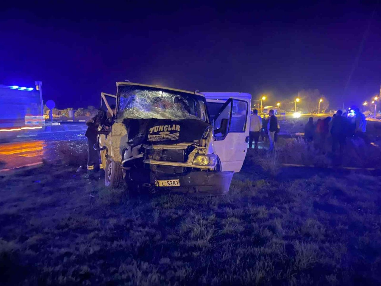 Kamyonetle halk otobüsü çarpıştı: 4 yaralı